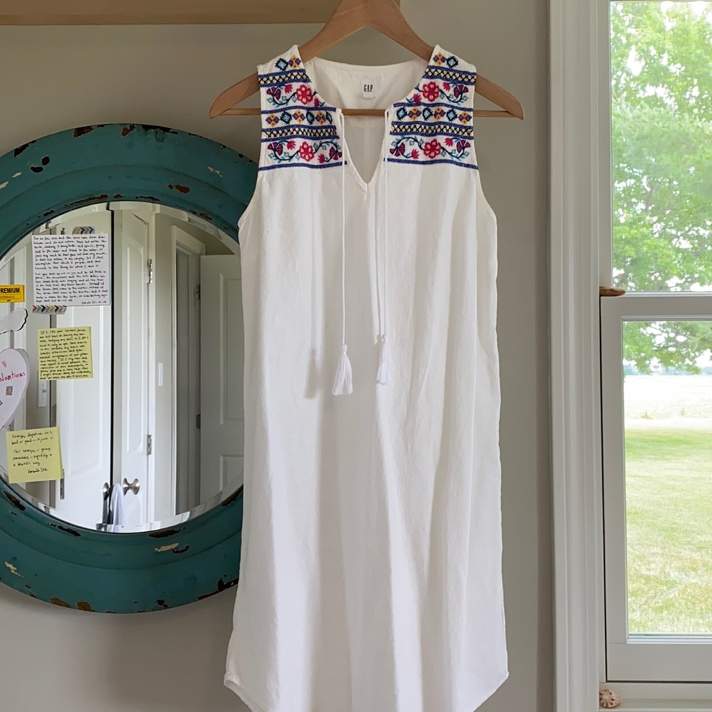 Gap embroidered white shift dress with tassels